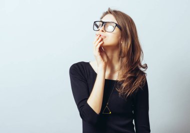 Genç bir kadın hayal kuruyor, derin hayaller kuruyor.