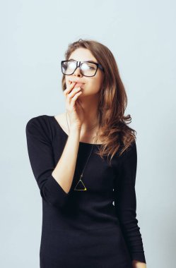 Genç bir kadın hayal kuruyor, derin hayaller kuruyor.