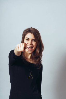 Komik, tatlı esmer kız işaret ediyor ve alay ediyor.