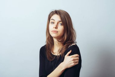 Güzel esmer kız donuyor.