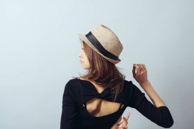 Şapkalı kız geri döndü.,