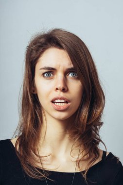 Kızım, gri arka planda bir portre