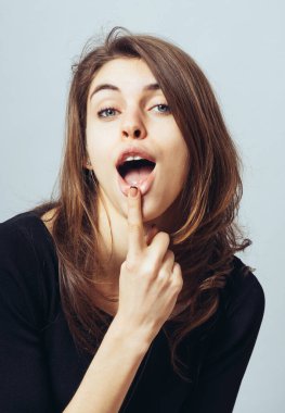 Kızım, gri arka planda bir portre