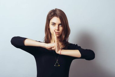 Gri arka planda genç bir kadın