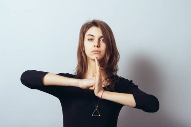 Gri arka planda genç bir kadın