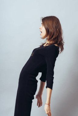 Gri arka planda genç bir kadın