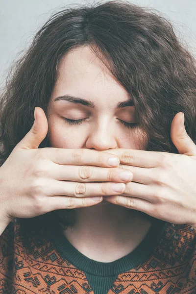 Frau Bedeckt Ihren Mund — Stockfoto