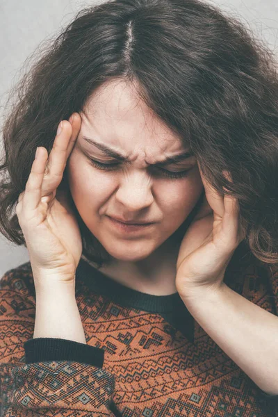 Žena Bolest Hlavy Pozadí Studia — Stock fotografie