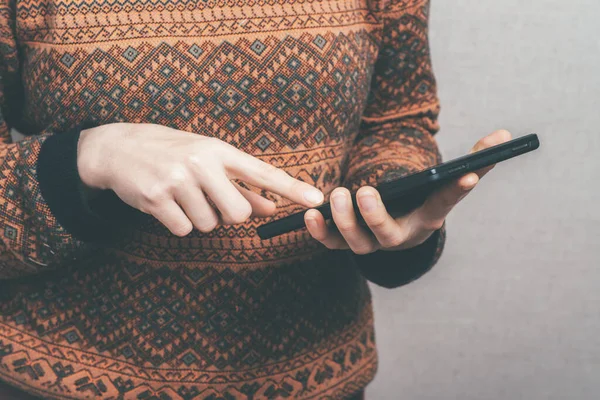 Femme Avec Tablette Sur Fond Studio — Photo