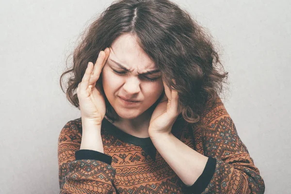 Dolor Cabeza Mujer Contra Fondo Estudio — Foto de Stock