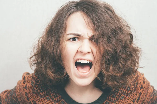 Chica Gritando Contra Fondo Estudio — Foto de Stock