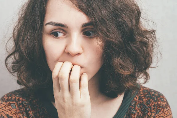 Vrouw Bijt Zijn Nagels — Stockfoto