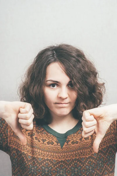 Mujer Mostrando Pulgares Hacia Abajo — Foto de Stock