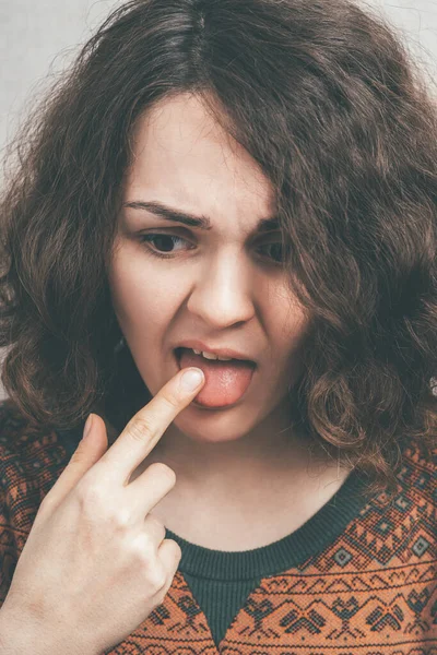 Mujer Enferma Contra Fondo Estudio — Foto de Stock