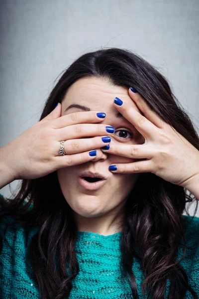 Wanita Muda Menutup Matanya Dengan Tangannya — Stok Foto