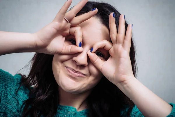 Linda Chica Haciendo Prismáticos — Foto de Stock