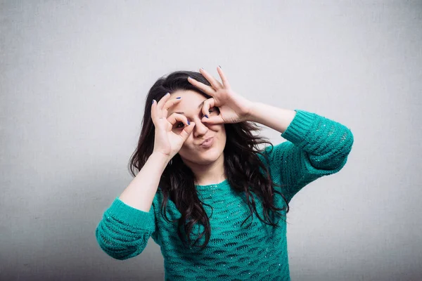 Linda Chica Haciendo Prismáticos — Foto de Stock