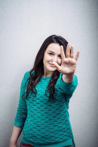 Joven Morena Mujer Sobre Fondo Gris — Foto de Stock