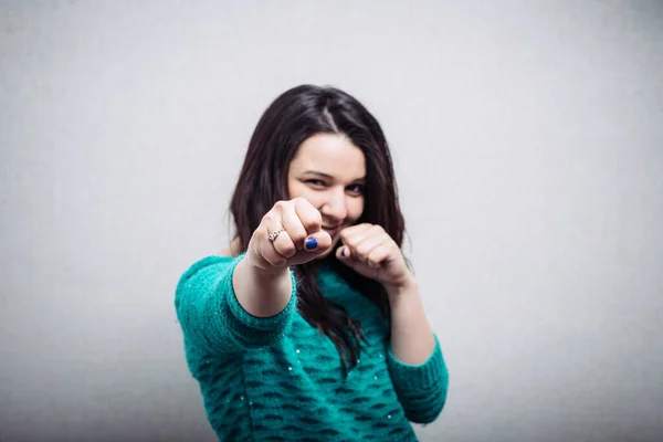 Jonge Vrouw Met Vuisten — Stockfoto