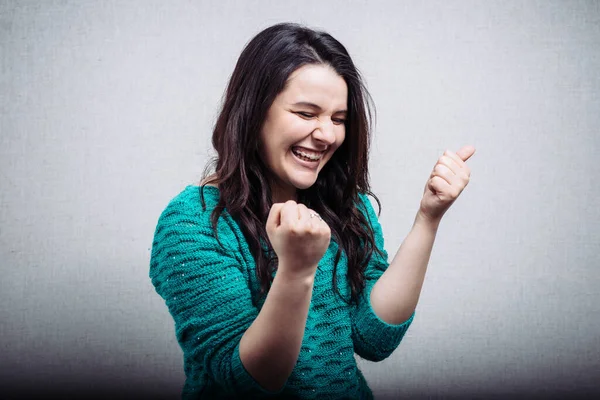 Joven Morena Mujer Sobre Fondo Gris — Foto de Stock