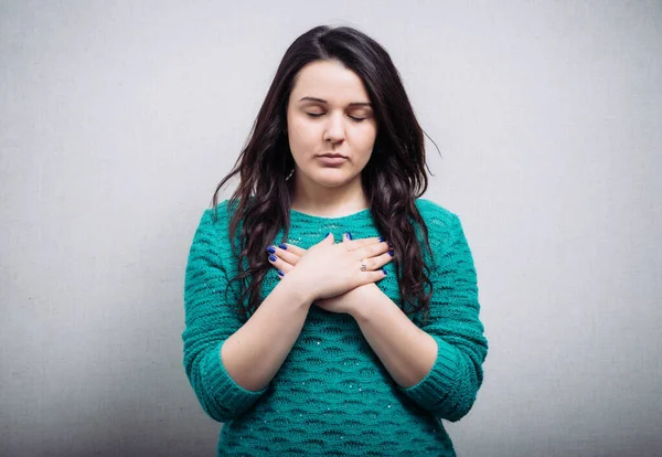 Jong Brunet Vrouw Een Grijze Achtergrond — Stockfoto