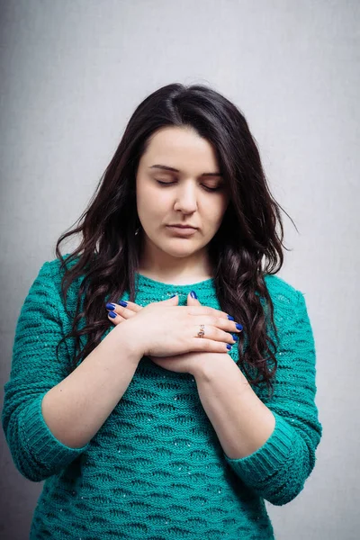 Joven Morena Mujer Sobre Fondo Gris —  Fotos de Stock