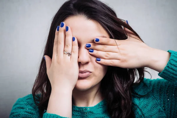 Fille Ferme Les Yeux Avec Ses Mains — Photo