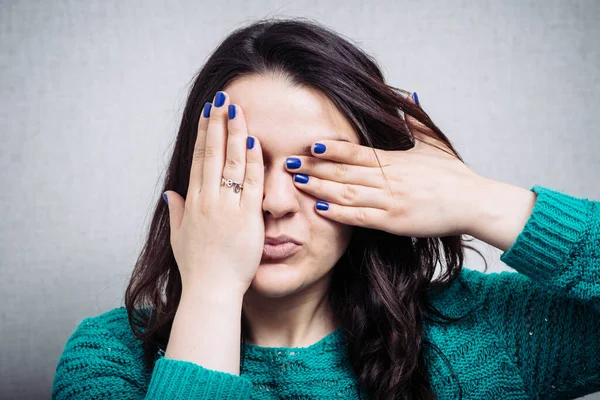 Fille Ferme Les Yeux Avec Ses Mains — Photo