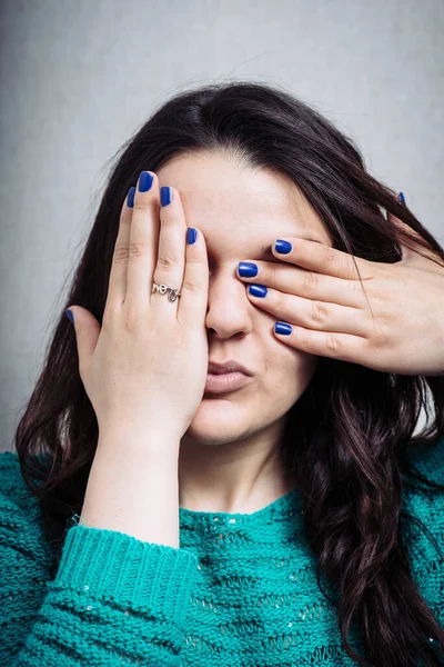 Chica Cierra Los Ojos Con Sus Manos — Foto de Stock