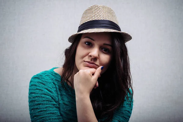 Joven Morena Mujer Sobre Fondo Gris — Foto de Stock