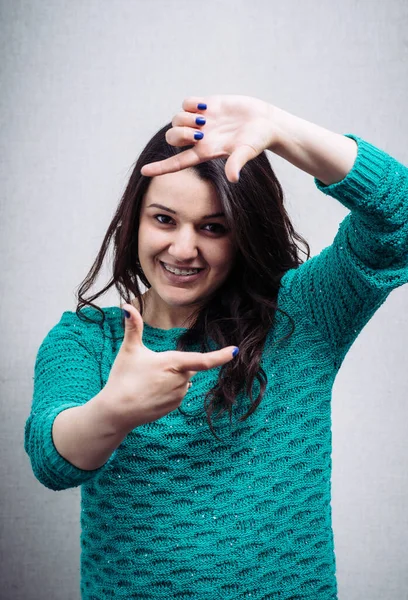 Joven Morena Mujer Sobre Fondo Gris — Foto de Stock