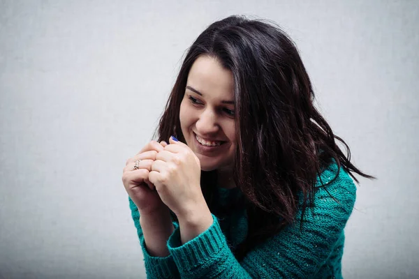 Hermosa Mujer Apretó Las Manos Delante —  Fotos de Stock