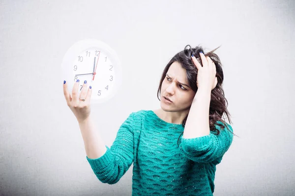 Zszokowana Kobieta Trzymająca Zegar Biurowy — Zdjęcie stockowe