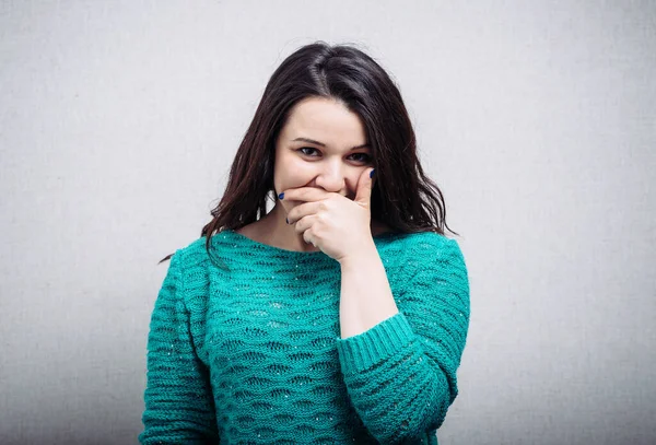 Meisje Bedekt Haar Gezicht Met Haar Handen — Stockfoto