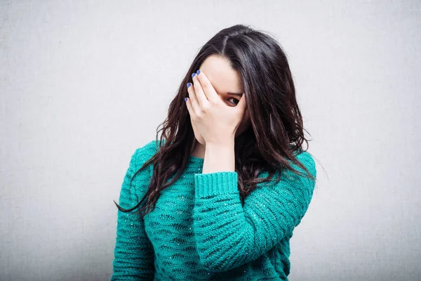 Bella Donna Chiude Una Mano Occhio Mal Testa — Foto Stock