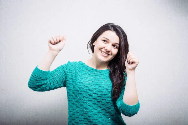 Mädchen Freut Sich Über Grauen Hintergrund — Stockfoto