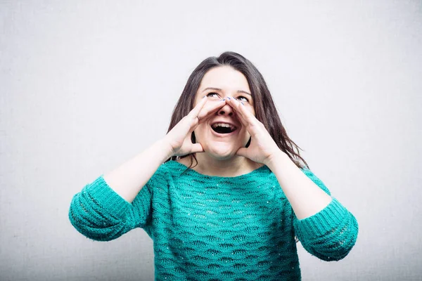 Meisje Bellen Iemand Een Grijze Achtergrond — Stockfoto