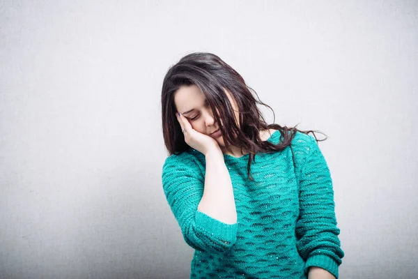 Mädchen Zahnschmerzen Auf Grauem Hintergrund — Stockfoto