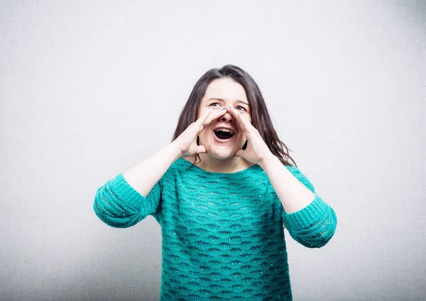 Meisje Bellen Iemand Een Grijze Achtergrond — Stockfoto