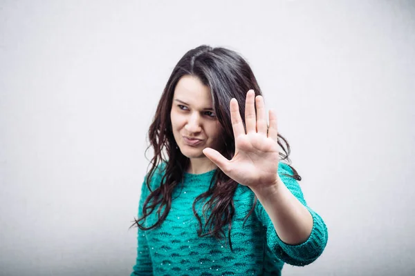 Ragazza Mostra Stop Uno Sfondo Grigio — Foto Stock