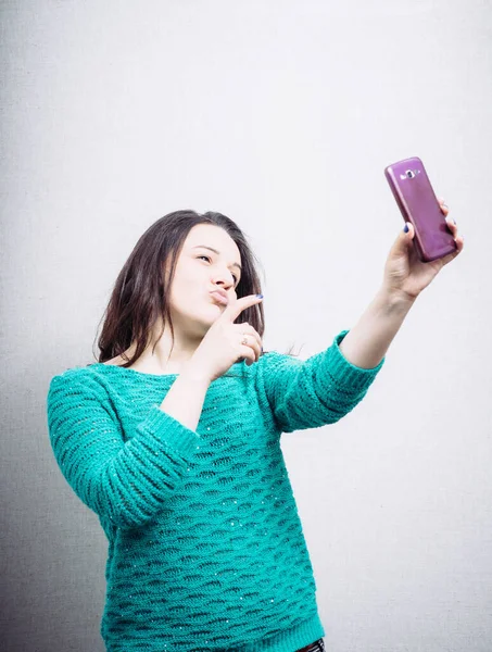 Девушка Сфотографированная Мобильный Телефон — стоковое фото
