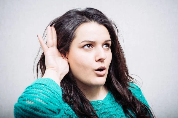 Girl Overhears Gray Background — Stock Photo, Image