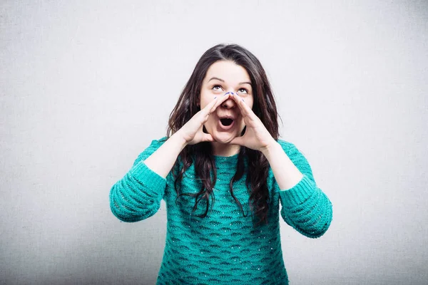 Meisje Bellen Iemand Een Grijze Achtergrond — Stockfoto