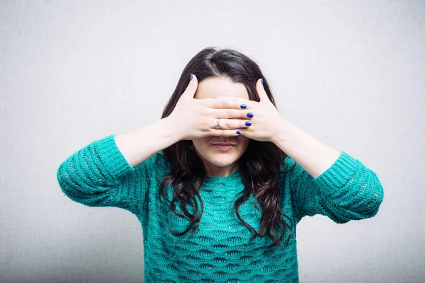 Ragazza Che Copre Gli Occhi Con Mani — Foto Stock