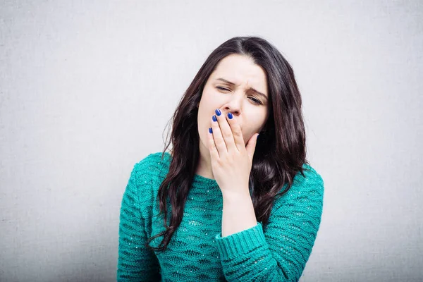 Giovane Donna Sbadiglia Uno Sfondo Grigio — Foto Stock