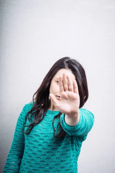 Gadis Menunjukkan Tangan Berhenti — Stok Foto