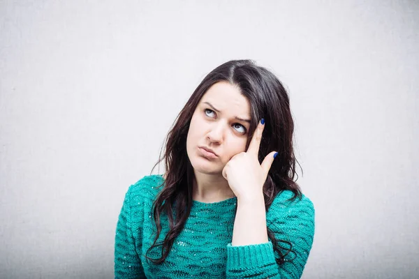 Meisje Herinnert Zich Een Grijze Achtergrond — Stockfoto