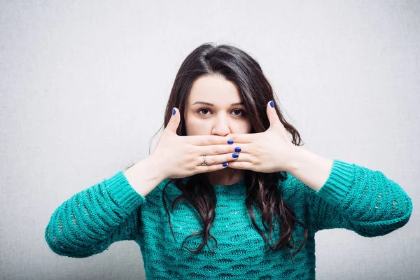 Bella Giovane Donna Che Copre Viso Con Mano — Foto Stock