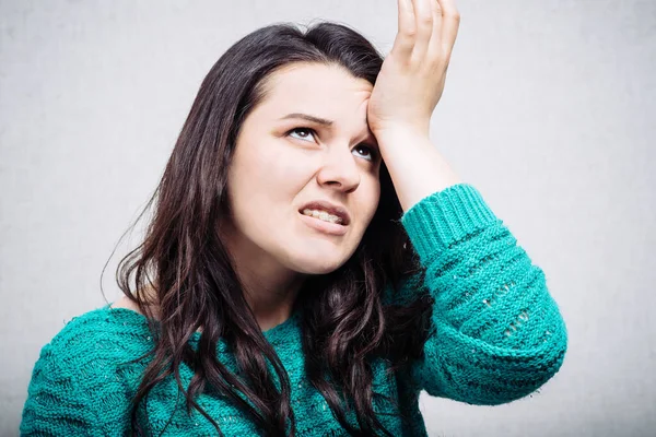 Schattig Meisje Herinnerde Zich Iets Hield Zijn Hoofd Vast — Stockfoto