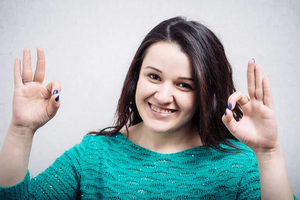 Szczęśliwa Piękna Dziewczyna Pokazując Kciuk Górę Symbol Przez Dwie Ręce — Zdjęcie stockowe